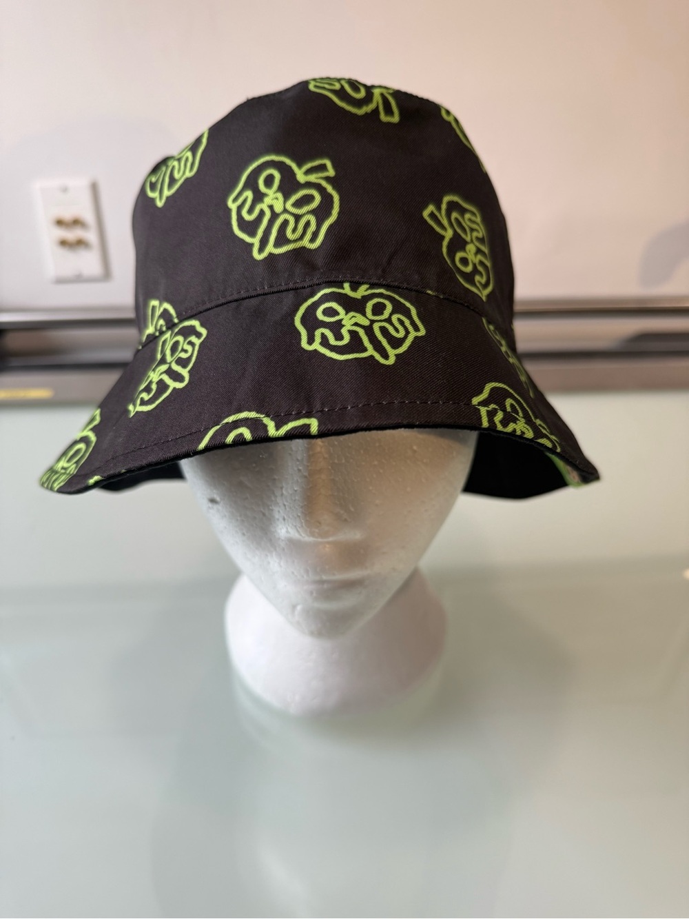 Cakeworthy Disney Evil Queen Poison Apple Reversible Bucket Hat Black Green
